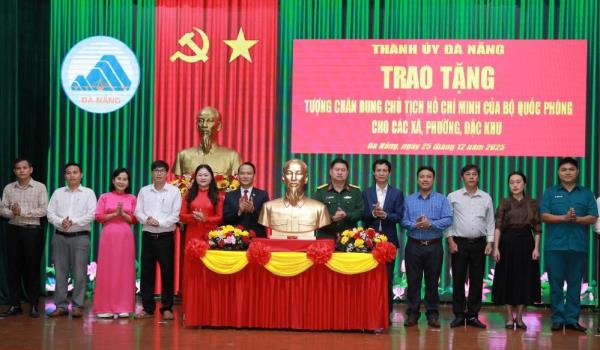 94 xã, phường, đặc khu của thành phố Đà Nẵng được trao tặng tượng chân dung Chủ tịch Hồ Chí Minh