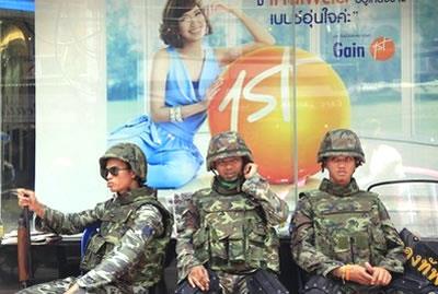 Quân đội bắt đầu bao vây, người biểu tình Áo đỏ quyết đấu