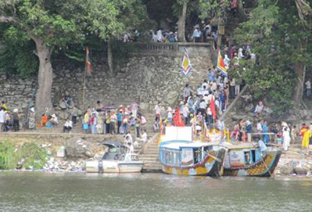 TT-Huế: Hàng ngàn lượt khách về dự lễ hội tháng Bảy tại Điện Hòn Chén