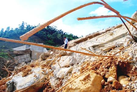 Vụ vỡ tường đập thủy điện Đăk Mek 3: Chủ đầu tư giả mạo hồ sơ, con dấu?