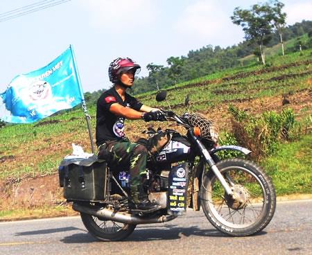 Chàng trai mồ côi cưỡi Minsk xuyên Việt làm từ thiện