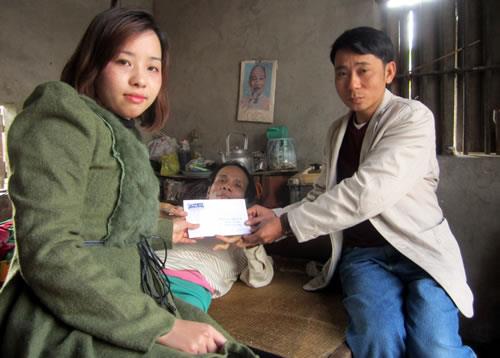 Báo CATP Đà Nẵng và Chùa Bà Đa trao tặng 10 triệu đồng cho gia đình ông Nguyễn Hải Yến