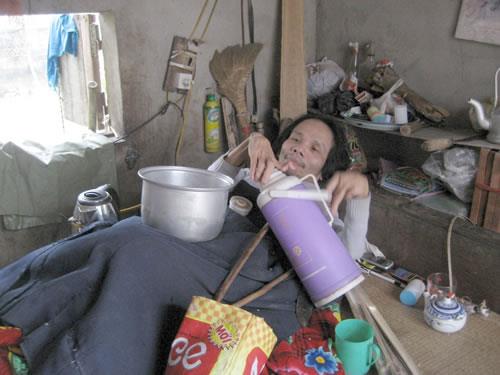 Người đàn ông đi bằng lưng