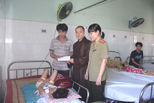 Báo Công an TP Đà Nẵng và chùa Bà Đa trao 10 triệu đồng ủng hộ cháu Vũ Thị Phương
