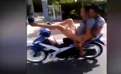 Phê ma túy, điều khiển mô-tô bằng chân