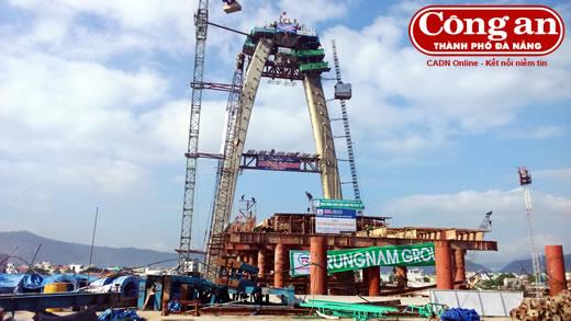 Hợp long hạng mục trụ tháp Dự án Nút giao thông khác mức Ngã ba Huế