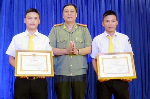CATP Đà Nẵng khen thưởng 2 lái xe taxi Tiên Sa mưu trí bắt đối tượng lừa đảo
