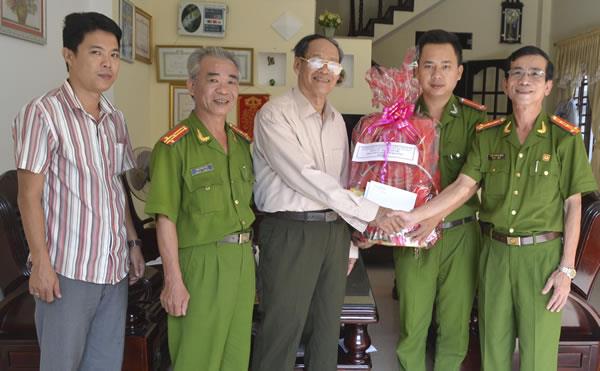 Lãnh đạo Trại tạm giam CATP Đà Nẵng thăm các cán bộ qua các thời kỳ