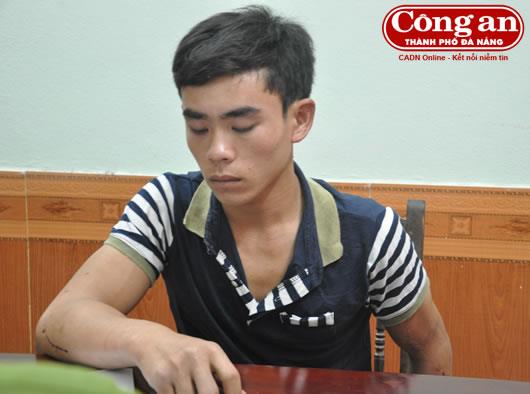 Xe khách gặp nạn, phụ xe dùng mã tấu đuổi đánh người thi hành công vụ