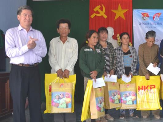 Tặng quà cho gia đình khó khăn đảo Lý Sơn