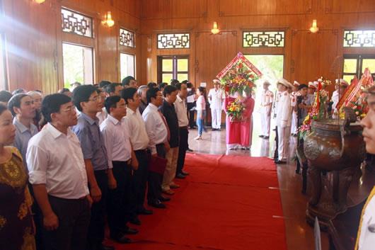 Lễ diễu hành và rước ảnh Bác Hồ tại Lễ hội Làng Sen