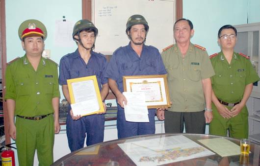 Giám đốc CATP Đà Nẵng khen thưởng đột xuất đội dân phòng cơ động P. Chính Gián