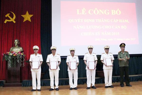 CA Đắc Nông công bố quyết định thăng cấp bậc hàm và nâng lương cho CBCS