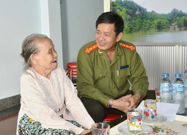 Lãnh đạo CATP Đà Nẵng thăm, tặng quà các mẹ Việt Nam anh hùng, gia đình chính sách