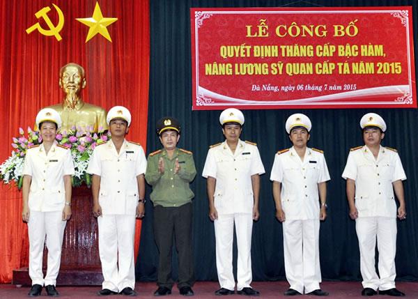 CATP Đà Nẵng công bố quyết định thăng cấp bậc hàm, nâng lương sỹ quan cấp tá năm 2015