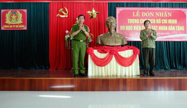 Học viện Cảnh sát Nhân dân tặng tượng Chủ tịch Hồ Chí Minh cho CATP Đà Nẵng