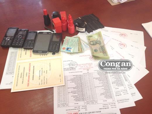 Triệt phá đường dây làm giấy tờ giả