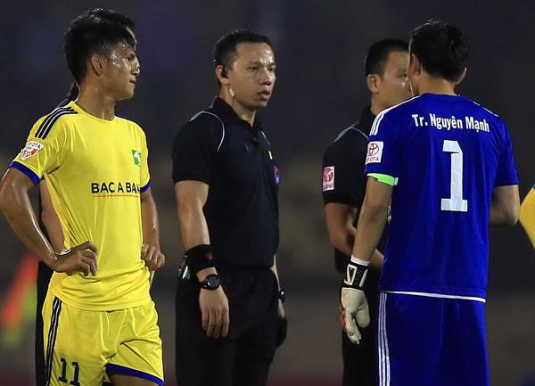Trọng tài bắt trận SLNA nguy cơ bị treo còi