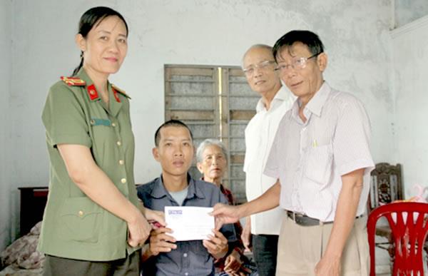 Báo Công an TP Đà Nẵng trao tiền bạn đọc ủng hộ gia đình có  hoàn cảnh khó khăn