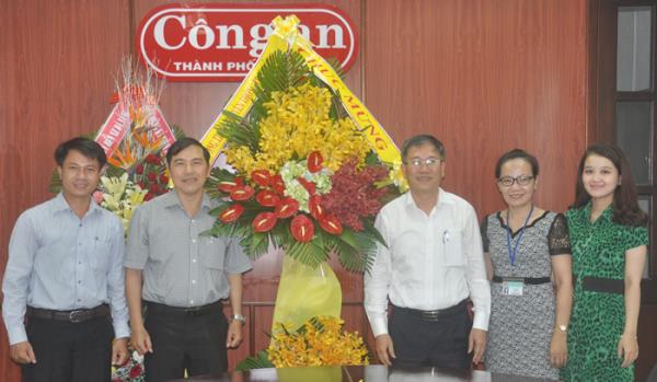 Lãnh đạo Sở TTTT chúc mừng kỷ niệm 30 năm Báo Công an TP Đà Nẵng phát hành công khai số đầu tiên