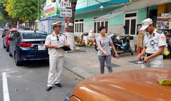 Thu phí đỗ xe tuyến Bạch Đằng-Trần Phú: Thu chỗ này, xe dồn chỗ… khác