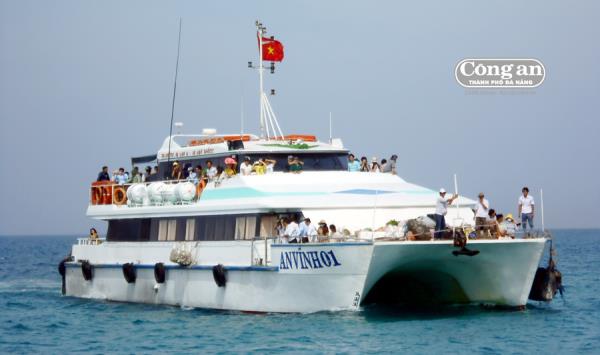 Nhiều tàu cao tốc chở khách tiền tỷ ở Lý Sơn phải nằm bờ