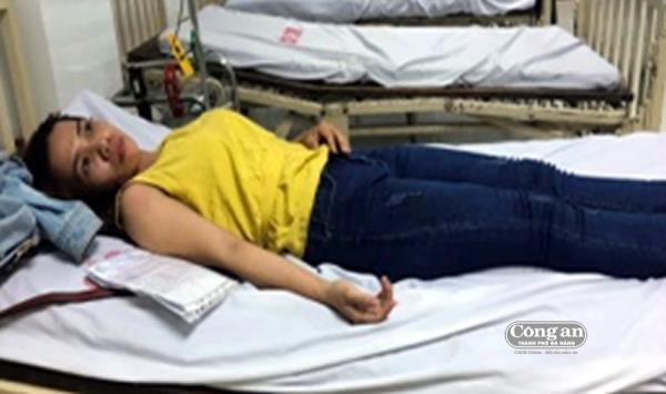 Xông vào nhà hành hung thai phụ