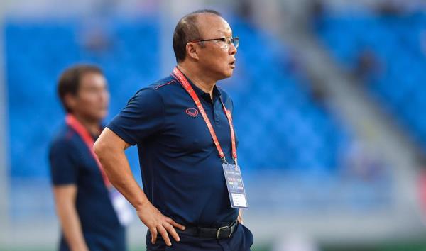 HLV Park xem giò đối thủ