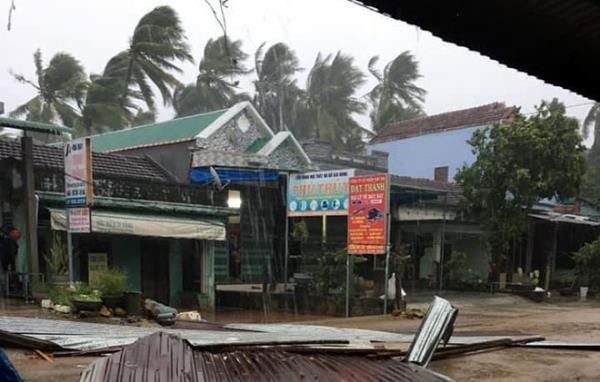 Trực tiếp: Bão số 9 cấp cuồng phong giật tung nhiều nóc nhà