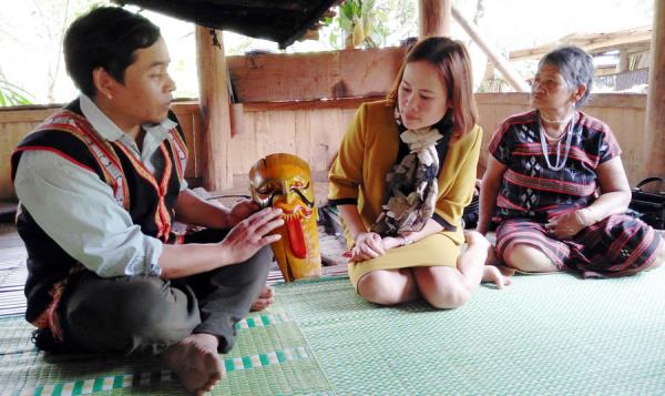 Người lưu giữ văn hóa truyền thống Cơ Tu