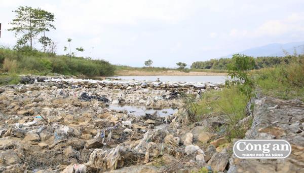 Hạn hán, mặn hoành hành các tỉnh miền Trung (Bài 2: Chạy đua làm đập ngăn mặn, giữ ngọt)