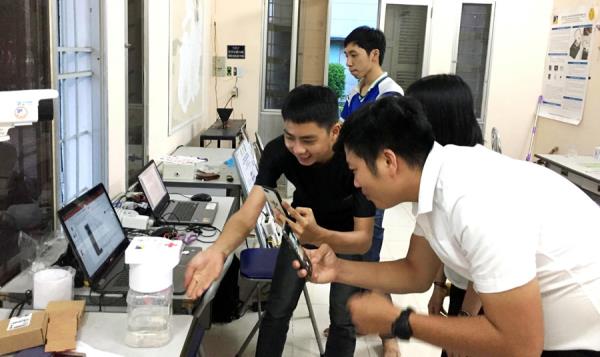 Sinh viên ĐHBK Đà Nẵng chế tạo máy rửa tay sát khuẩn tự động