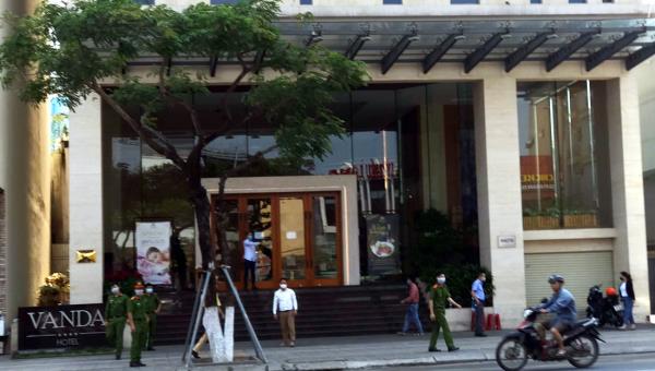 Điều tra tất cả các trường hợp đã tiếp xúc gần với du khách người Anh nhiễm Covid-19