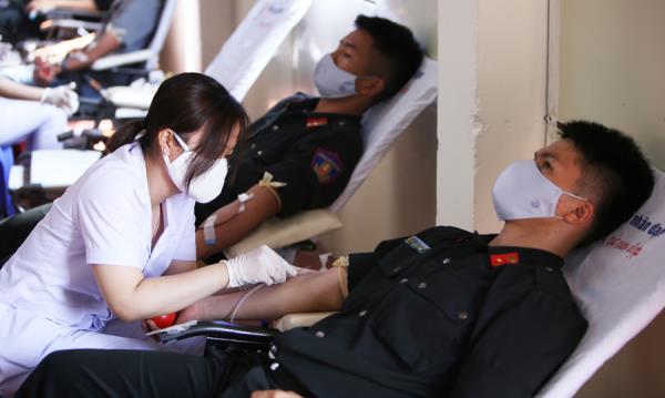 150 cảnh sát đặc nhiệm hiến máu tình nguyện