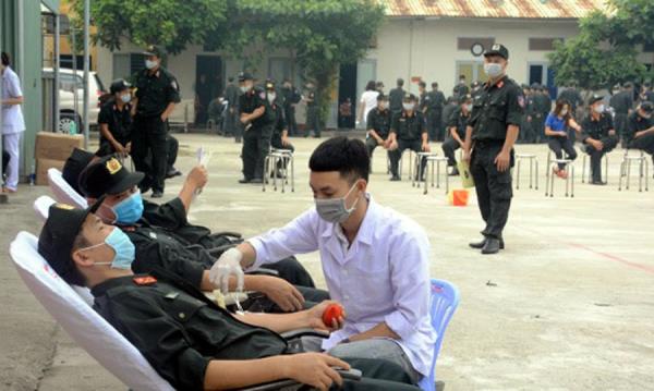 Hàng ngàn chiến sĩ tham gia hiến máu tình nguyện