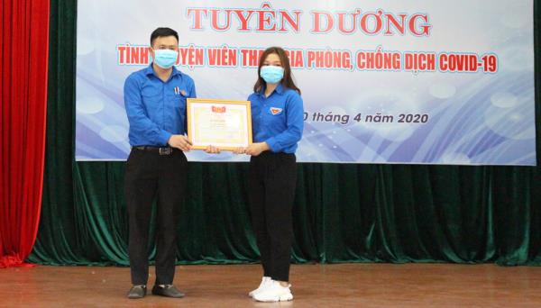 Tuyên dương 34 tình nguyện viên tham gia phòng, chống dịch Covid-19