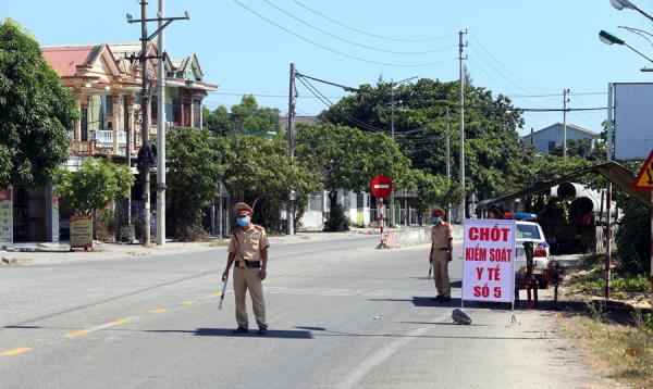 Yêu cầu hàng trăm phương tiện quay đầu khi lên đèo Hải Vân