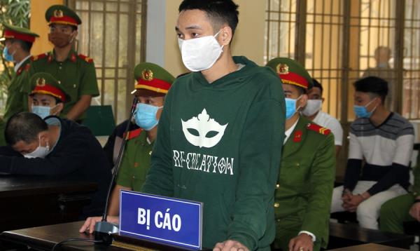 Truy sát hàng xóm vì bị chửi con hoang