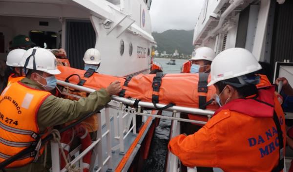 Cứu ngư dân gặp nạn trên biển