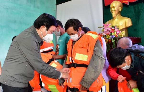 Nguyên Chủ tịch nước Trương Tấn Sang tặng áo phao cứu sinh đa năng cho ngư dân nghèo