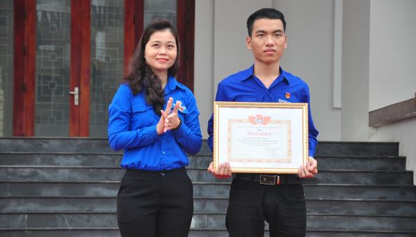 Tuyên dương thanh niên quên mình cứu học sinh đuối nước