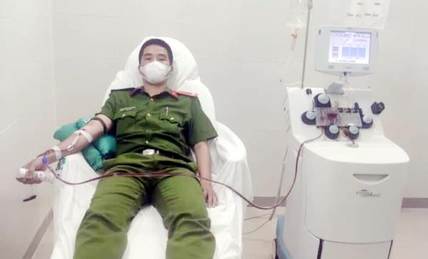 Chiến sĩ Công an hiến máu cứu người