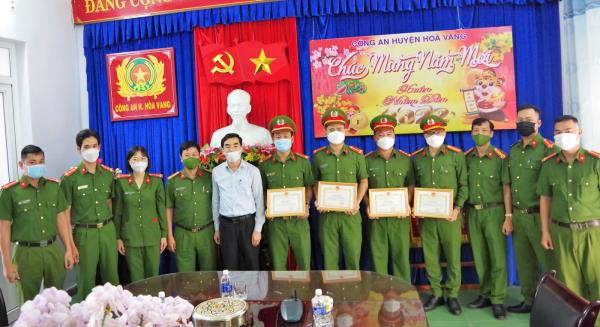 Khen thưởng đột xuất Đội cảnh sát hình sự Công an Hòa Vang