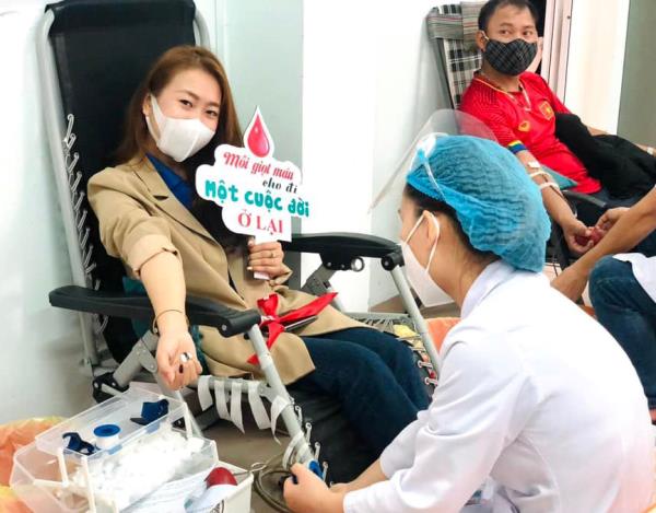 Hàng trăm đoàn viên, thanh niên tham gia hiến máu cứu người