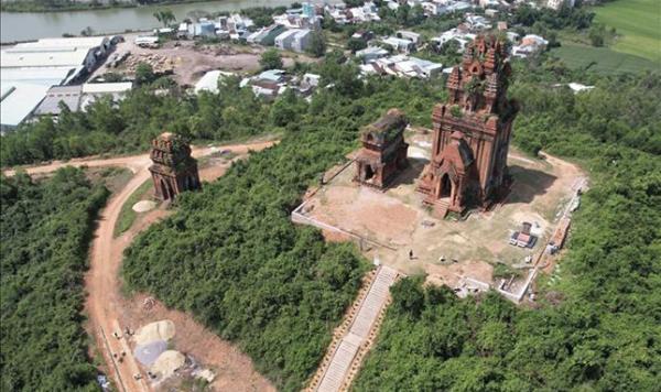 Tiếp tục tranh luận về dự án tháp Bánh Ít