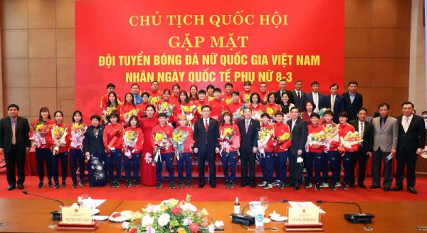 Chủ tịch Quốc hội Vương Đình Huệ chúc mừng Đội tuyển Bóng đá nữ Quốc gia Việt Nam